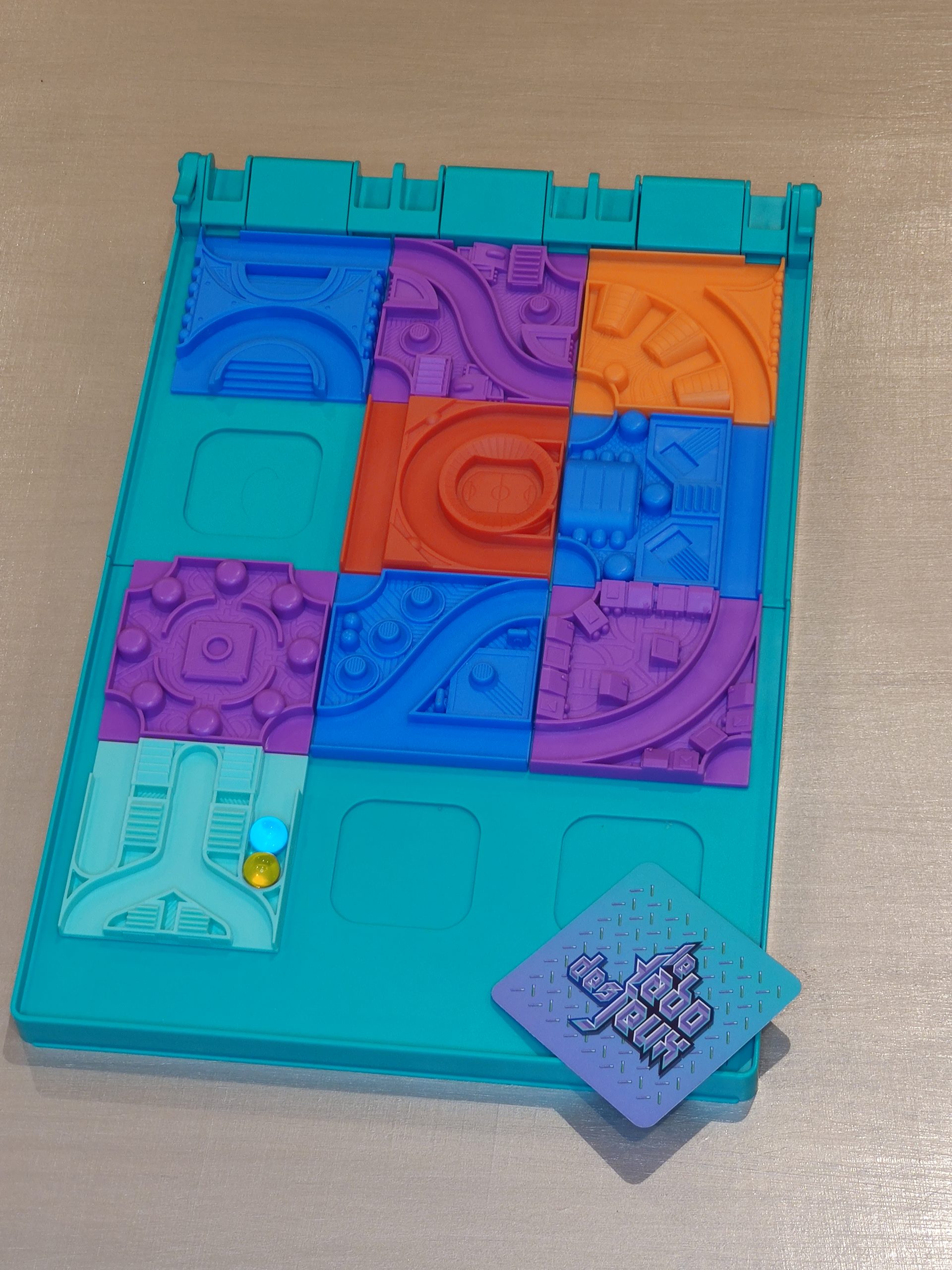 Zip City Logic - Jeu de société LogiQuest - Jeu de puzzle d'aventure pour enfants et famille - Comprend 40 puzzles - À partir de 8 ans - 1 joueur